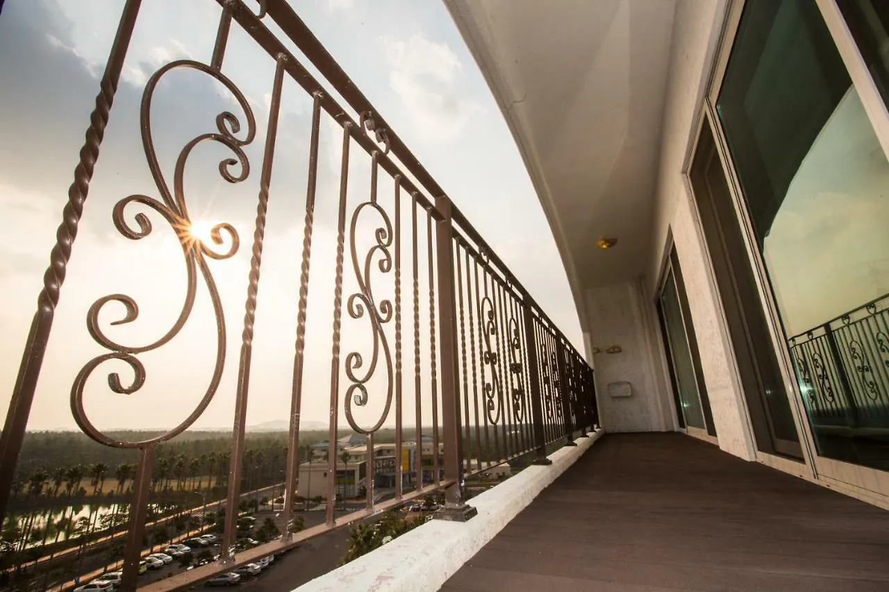 Raon Hotel & Resort Jeju 4*,